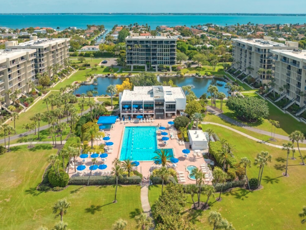 Beachfront Longboat Key Vacation Condo with Tennis Courts